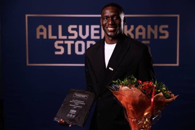 251119 GAIS Ibrahim Diabate poserar för ett porträtt med priset för Arets skytteligavinnare under Allsvenskans Stora Pris den 19 november 2025 i Stockholm. Copyright: CAISAxRASMUSSEN BB251119BB436