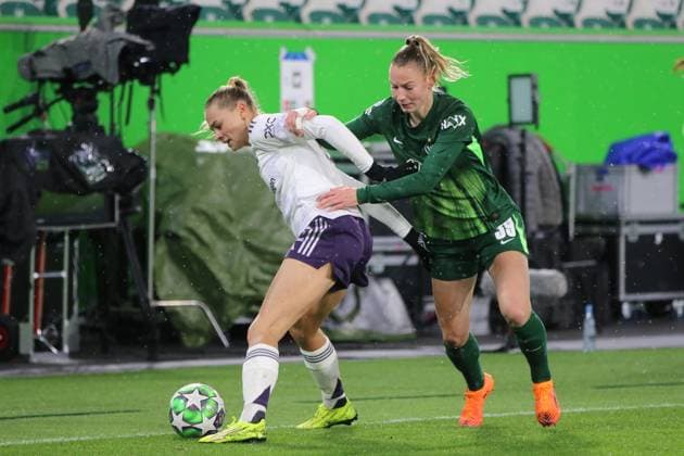 19.11.2025 Fußball Frauen 2025 2026 UEFA Women s Champions League 4. Spieltag VfL Wolfsburg - Manchester United, ManU Volkswagen Arena Wolfsburg Fridolina Rolfö (United, am Ball) im Zweikampf mit Sarai Linder (Wolfsburg, grün). Wolfsburg Niedersachsen Deutschland