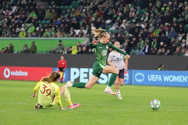 19.11.2025 Fußball Frauen 2025 2026 UEFA Women s Champions League 4. Spieltag VfL Wolfsburg - Manchester United, ManU Volkswagen Arena Wolfsburg Vivien Endemann (Wolfsburg, grün) geht an Torhüterin Safia Middleton-Patel (United, 39) vorbei und erzielt das 5:2. Wolfsburg Niedersachsen Deutschland