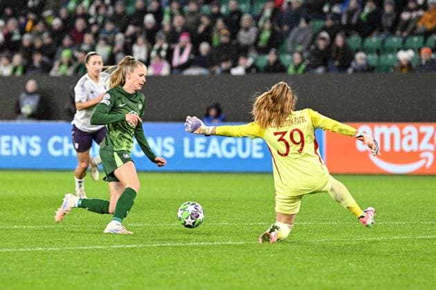 Fußball I Frauen I Saison 2025-2026 I Champions League I 4. Spieltag I VfL Wolfsburg - Manchester United, ManU I 19.11.2025 Tor Vivien Endemann (25, VfL Wolfsburg) lässt Safia Middleton-Patel (39, Manchester United) aussteigen und erzielt das 5:2 Wolfsburg Volkswagen Arena Niedersachsen Deutschland Copyright: xLobeca InesxHähnelx