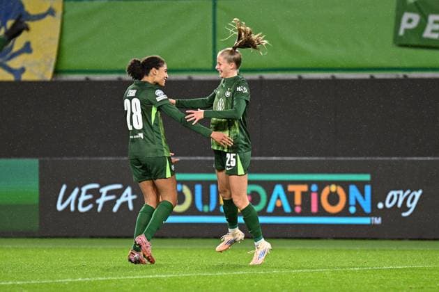 Fußball I Frauen I Saison 2025-2026 I Champions League I 4. Spieltag I VfL Wolfsburg - Manchester United, ManU I 19.11.2025 Torjubel Cora Zicai (28, VfL Wolfsburg) freut sich mit Torschützin Vivien Endemann (25, VfL Wolfsburg) Wolfsburg Volkswagen Arena Niedersachsen Deutschland Copyright: xLobeca InesxHähnelx