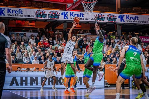 Basketball FIBA Europe Cup, Saison 2025 2026, Herren, Hauptrunde, Gruppenphase, 6. Spieltag, 19.11.2025, RASTA Vechta - Dinamo BDS Sassari Alonzo Verge ( 11 - RASTA Vechta) beim Korbleger Vechta RASTA Dome Niedersachsen Deutschland