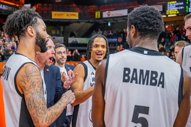 Basketball FIBA Europe Cup, Saison 2025 2026, Herren, Hauptrunde, Gruppenphase, 6. Spieltag, 19.11.2025, RASTA Vechta - Dinamo BDS Sassari Alonzo Verge ( 11 - RASTA Vechta) nach der Partie Vechta RASTA Dome Niedersachsen Deutschland