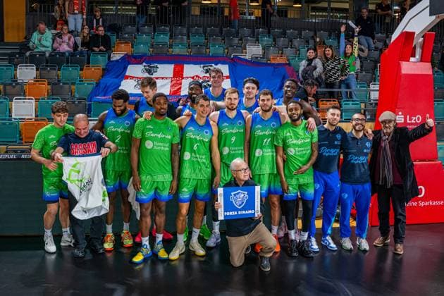 Basketball FIBA Europe Cup, Saison 2025 2026, Herren, Hauptrunde, Gruppenphase, 6. Spieltag, 19.11.2025, RASTA Vechta - Dinamo BDS Sassari Das Team von Dinamo BDS Sassari nach der Partie Vechta RASTA Dome Niedersachsen Deutschland