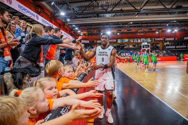 Basketball FIBA Europe Cup, Saison 2025 2026, Herren, Hauptrunde, Gruppenphase, 6. Spieltag, 19.11.2025, RASTA Vechta - Dinamo BDS Sassari TJ Bamba ( 5 - RASTA Vechta) nach der Partie Vechta RASTA Dome Niedersachsen Deutschland