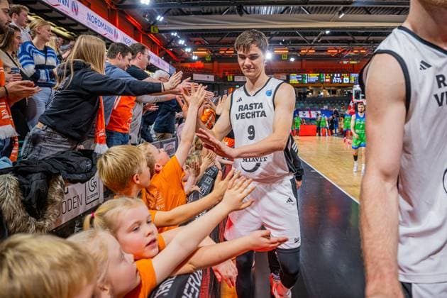 Basketball FIBA Europe Cup, Saison 2025 2026, Herren, Hauptrunde, Gruppenphase, 6. Spieltag, 19.11.2025, RASTA Vechta - Dinamo BDS Sassari Joschka Ferner ( 9 - RASTA Vechta) nach der Partie Vechta RASTA Dome Niedersachsen Deutschland
