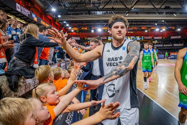 Basketball FIBA Europe Cup, Saison 2025 2026, Herren, Hauptrunde, Gruppenphase, 6. Spieltag, 19.11.2025, RASTA Vechta - Dinamo BDS Sassari Booker Coplin ( 30 - RASTA Vechta) nach der Partie Vechta RASTA Dome Niedersachsen Deutschland