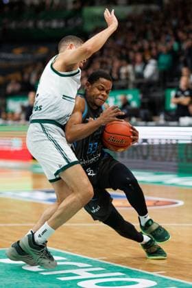 Eric Washington (Science City Jena) im Zweikampf mit Evans Rapieque (Gladiators Trier), Vet Concept Gladiators Trier vs Science City Jena, Basketball, easyCredit BBL, 8. Spieltag, Saison 2025 2026, 19.11.2025 Vet Concept Gladiators Trier vs Science City Jena, Basketball, easyCredit BBL, 8. Spieltag, Saison 2025 2026, 19.11.2025 Copyright: xEibner-Pressefoto AlexanderxNeisx EP_ANS