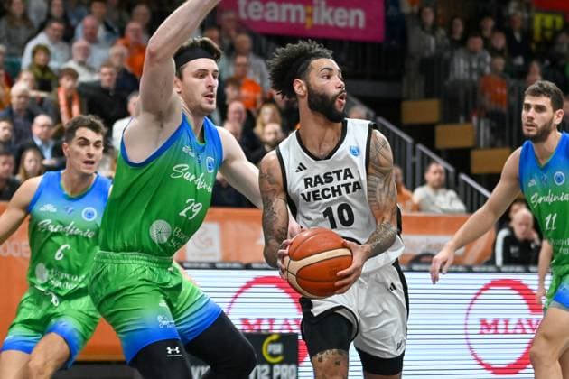 Tevin Brown (RASTA Vechta, 10) am Ball geen Nick McGlynn (Dinamo BDS Sassari, 29) RASTA Vechta vs. Dinamo BDS Sassari, FIBA Europe Cup, 6. Spieltag, Saison 2025 2026, 19.11.2025, RASTA Vechta vs. Dinamo BDS Sassari, FIBA Europe Cup, 6. Spieltag, Saison 2025 2026, 19.11.2025 Vechta Copyright: xEibner-Pressefoto RobertxGertzenx EP_RGN