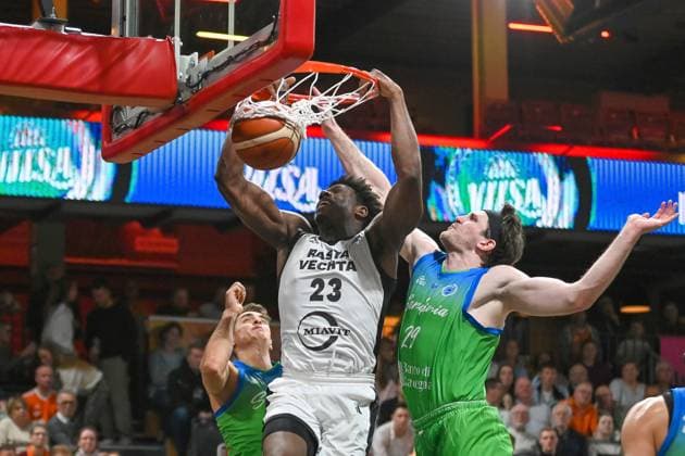Malcolm Dandridge (RASTA Vechta, 23) beim Dunk gegen Nick McGlynn (Dinamo BDS Sassari, 29) RASTA Vechta vs. Dinamo BDS Sassari, FIBA Europe Cup, 6. Spieltag, Saison 2025 2026, 19.11.2025, RASTA Vechta vs. Dinamo BDS Sassari, FIBA Europe Cup, 6. Spieltag, Saison 2025 2026, 19.11.2025 Vechta Copyright: xEibner-Pressefoto RobertxGertzenx EP_RGN