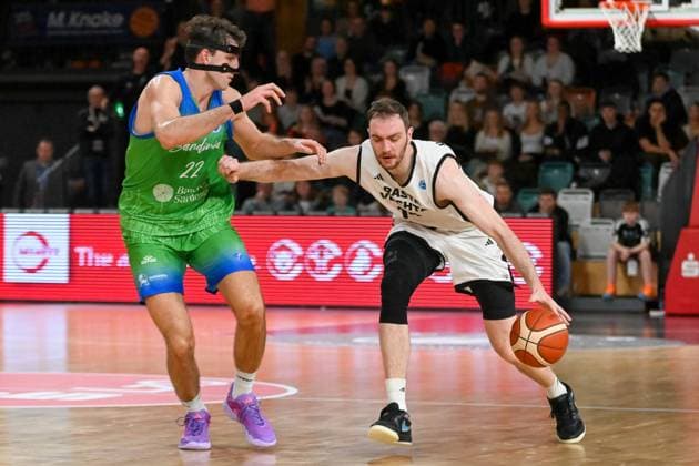 Philipp Herkenhoff (RASTA Vechta, 14) am Ball gegen Luca Vincini (Dinamo BDS Sassari, 22) RASTA Vechta vs. Dinamo BDS Sassari, FIBA Europe Cup, 6. Spieltag, Saison 2025 2026, 19.11.2025, RASTA Vechta vs. Dinamo BDS Sassari, FIBA Europe Cup, 6. Spieltag, Saison 2025 2026, 19.11.2025 Vechta Copyright: xEibner-Pressefoto RobertxGertzenx EP_RGN