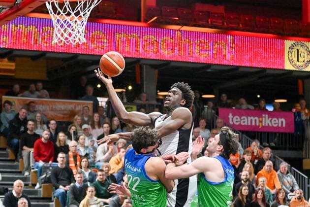 Malcolm Dandridge (RASTA Vechta, 23) unter dem Korb gegen Luca Vincini (Dinamo BDS Sassari, 22) und Nick McGlynn (Dinamo BDS Sassari, 29) RASTA Vechta vs. Dinamo BDS Sassari, FIBA Europe Cup, 6. Spieltag, Saison 2025 2026, 19.11.2025, RASTA Vechta vs. Dinamo BDS Sassari, FIBA Europe Cup, 6. Spieltag, Saison 2025 2026, 19.11.2025 Vechta Copyright: xEibner-Pressefoto RobertxGertzenx EP_RGN