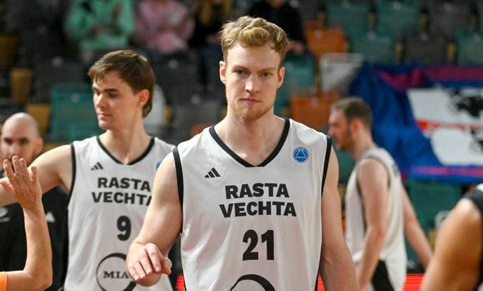 Lars Thiemann (RASTA Vechta, 21) bedankt sich nach dem Spiel beim Publikum RASTA Vechta vs. Dinamo BDS Sassari, FIBA Europe Cup, 6. Spieltag, Saison 2025 2026, 19.11.2025, RASTA Vechta vs. Dinamo BDS Sassari, FIBA Europe Cup, 6. Spieltag, Saison 2025 2026, 19.11.2025 Vechta Copyright: xEibner-Pressefoto RobertxGertzenx EP_RGN