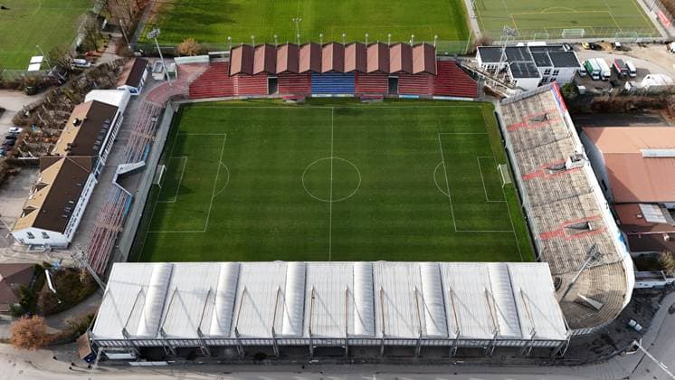 Hier im Bild der Uhlsportpark in Unterhaching von oben gesehen, Heimspielstätte, Stadion der SpVgg Unterhaching, welches wohl der FC Bayern München gerne erwerben kaufen würde