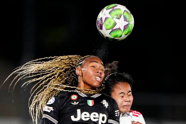 OL Lyonnes s Alice Sombath jumps for the ball with Juventus women Lindsey Thomas during the UEFA Women s Champions League soccer match between Juventus Women and OL Lyonnes at the Stadium Comunale Vittorio Pozzo La Marmora in Biella, north west Italy - Day 4 - November 19, 2025. - Soccer.  Copyright: xFabioxFerrari LaPressex
