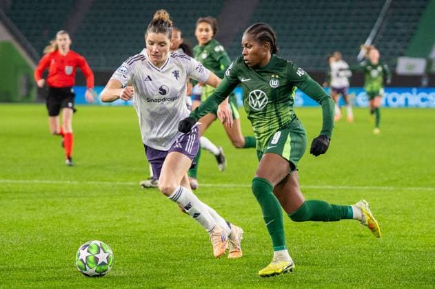 Deutschland, Fussball, UEFA, Womens Champions League, 4. Spieltag 2025 2026: VfL Wolfsburg - Manchester United, ManU am 19.11. in Wolfsburg (Volkswagen-Arena): Lineth Beerensteyn (VfL Wolfsburg 9) im Zweikampf mit Dominique Janssen (Manchester United 17) Copyright: xSvenxHeidmannx