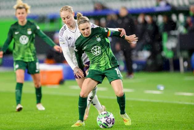Anna Sandberg Manchester United, ManU und Svenja Huth (VfL Wolfsburg) kaempfen um den Ball, UEFA Women s Champions League 2025 26 League Phase MD4, VfL Wolfsburg v Manchester United Women, VfL Wolfsburg Arena am 19. November 2025 in Wolfsburg, Deutschland. (Foto von Marco Steinbrenner DeFodi Images) Anna Sandberg (Manchester United) und Svenja Huth (VfL Wolfsburg) battle for the ball, UEFA Women s Champions League 2025 26 League Phase MD4, VfL Wolfsburg v Manchester United Women, VfL Wolfsburg Arena, November 19, 2025 in Wolfsburg, Germany. (Photo by Marco Steinbrenner DeFodi Images)