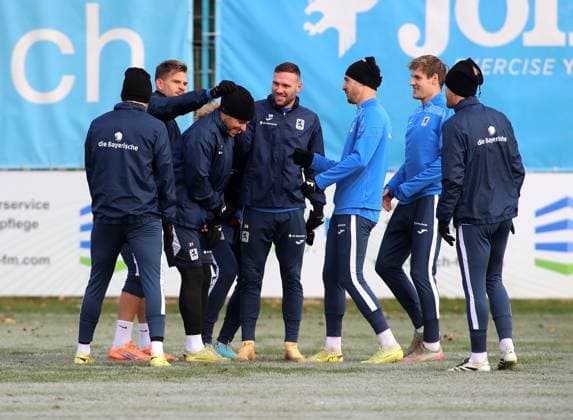 Fussball, Herren, 3.Liga, Saison 2025 2026, TSV 1860 München, Training Kevin Volland (TSV 1860 München) bekommt von seinen Mitspielern hier Florian Niederlechner (TSV 1860 München) (li.) ein Ohrbatzerl, verloren im Ausspielen
