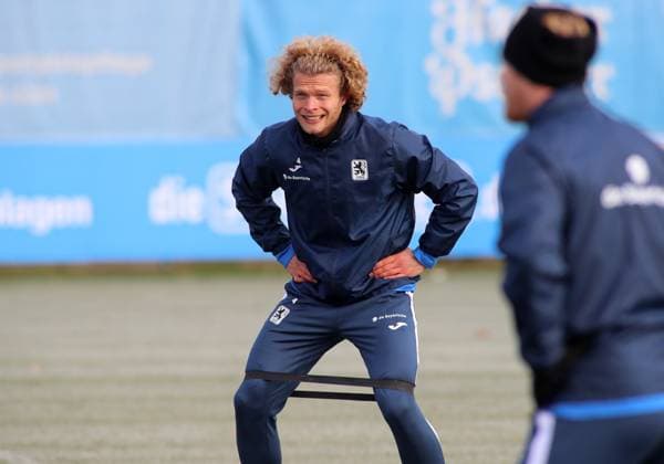 Fussball, Herren, 3.Liga, Saison 2025 2026, TSV 1860 München, Training Jesper Verlaat (TSV 1860 München) beim Aufwärmen mit einem Band an den Oberschenkeln