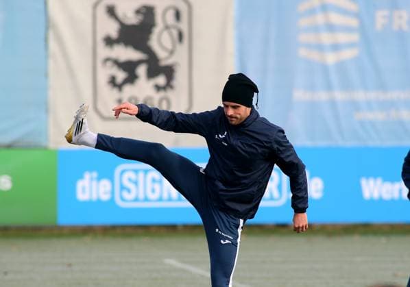 Fussball, Herren, 3.Liga, Saison 2025 2026, TSV 1860 München, Training David Philipp (TSV 1860 München) hebt das rechte Bein, hier beim Aufwärmen