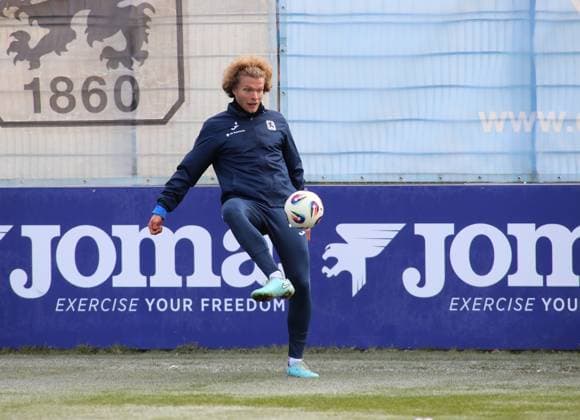 Fussball, Herren, 3.Liga, Saison 2025 2026, TSV 1860 München, Training Jesper Verlaat (TSV 1860 München) spielt einen Ball