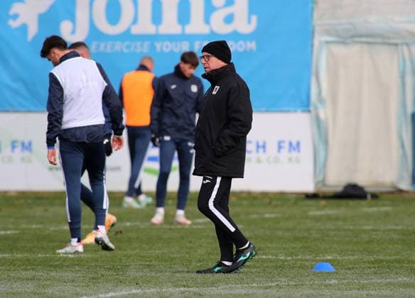 Fussball, Herren, 3.Liga, Saison 2025 2026, TSV 1860 München, Training Markus Kauczinski, Trainer (TSV 1860 München) geht über den Trainingsplatz