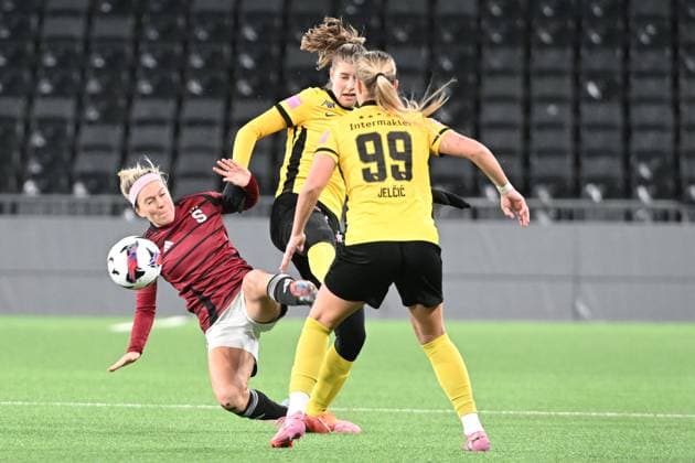 BERN, SWITZERLAND - NOVEMBER 19: Giulia Schlup of Young Boys c) and Maja Jelcic of Young Boys r) against Franny Cerna of Sparta Praha l) during the UEFA Women s Europa Cup 2025 26 Round of 16 Second Leg match between BSC Young Boys and AC Sparta Praha at Stadion Wankdorf on November 19, 2025 in Bern, Switzerland. Bern Stadion Wankdorf Bern Switzerland Copyright: xJustPictures.ch ManuelxWinterbergerx jp-en-EuSpIm-MWI_5464