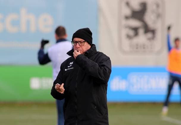 Fussball, Herren, 3.Liga, Saison 2025 2026, TSV 1860 München, Training Markus Kauczinski, Trainer (TSV 1860 München) mit einer Pfeife im Mund, pfeiffen, pfiff, Signal