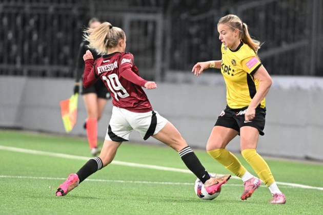 BERN, SWITZERLAND - NOVEMBER 19: Laura Retkesova of Sparta Praha l) against Maja Jelcic of Young Boys r) during the UEFA Women s Europa Cup 2025 26 Round of 16 Second Leg match between BSC Young Boys and AC Sparta Praha at Stadion Wankdorf on November 19, 2025 in Bern, Switzerland. Bern Stadion Wankdorf Bern Switzerland Copyright: xJustPictures.ch ManuelxWinterbergerx jp-en-EuSpIm-MWI_5451