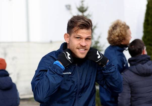 Fussball, Herren, 3.Liga, Saison 2025 2026, TSV 1860 München, Training Florian Niederlechner (TSV 1860 München) auf dem Weg zum Trainingsplatz