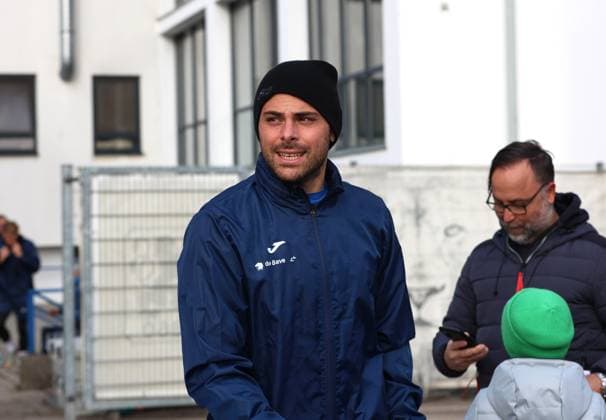 Fussball, Herren, 3.Liga, Saison 2025 2026, TSV 1860 München, Training Kevin Volland (TSV 1860 München) mit Blick nach rechts auf dem Weg zum Trainingsplatz
