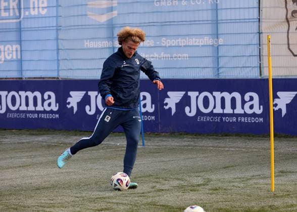 Fussball, Herren, 3.Liga, Saison 2025 2026, TSV 1860 München, Training Jesper Verlaat (TSV 1860 München) spielt einen Ball
