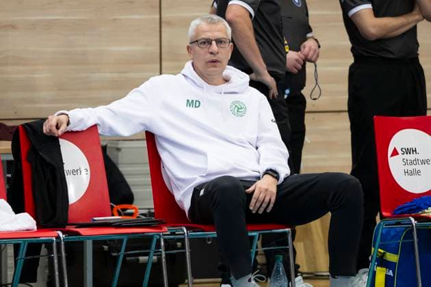 1.Volleyball Bundesliga -Saison 2025 2026 Cerebricks Volley Goats Mitteldeutschland vs.TSV Haching München Halle, Deutschland 19. November 2025: Im Bild:Trainer Mircea Dudas (Haching) Halle Saale SWH Arena Sachsen-Anhalt Deutschland