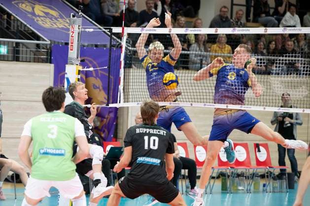 1.Volleyball Bundesliga -Saison 2025 2026 Cerebricks Volley Goats Mitteldeutschland vs.TSV Haching München Halle, Deutschland 19. November 2025: Im Bild:v.li.Moritz Eckardt (Haching), Florian Krenkel (Haching), Patrick Rupprecht (Haching), Samuel Schellenberg (Bitterfeld) und Jannis Wehry (Bitterfeld) Halle Saale SWH Arena Sachsen-Anhalt Deutschland