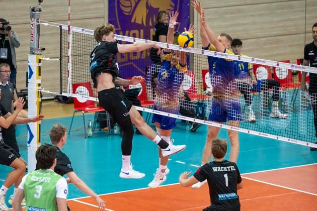 1.Volleyball Bundesliga -Saison 2025 2026 Cerebricks Volley Goats Mitteldeutschland vs.TSV Haching München Halle, Deutschland 19. November 2025: Im Bild:v.li.Jakub Klajmon (Haching) und Paul Stommel (Bitterfeld) und Lukas Pockrandt (Bitterfeld) Halle Saale SWH Arena Sachsen-Anhalt Deutschland