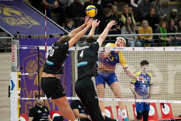 1.Volleyball Bundesliga -Saison 2025 2026 Cerebricks Volley Goats Mitteldeutschland vs.TSV Haching München Halle, Deutschland 19. November 2025: Im Bild:v.li.Patrick Rupprecht (Haching), Alexej Zhbankov (Haching) und Samuel Schellenberg (Bitterfeld) Halle Saale SWH Arena Sachsen-Anhalt Deutschland