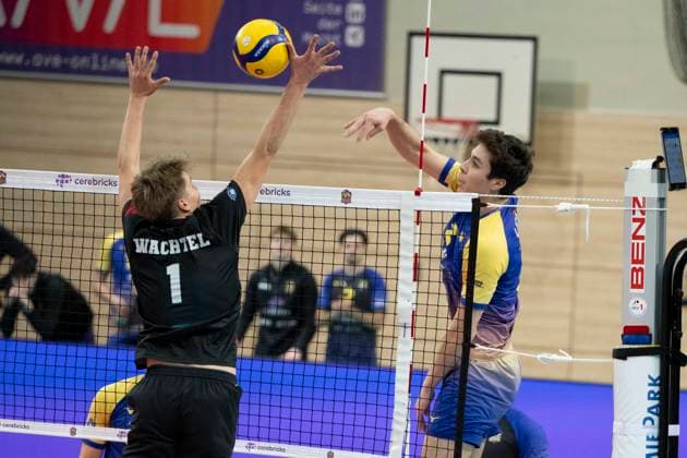 1.Volleyball Bundesliga -Saison 2025 2026 Cerebricks Volley Goats Mitteldeutschland vs.TSV Haching München Halle, Deutschland 19. November 2025: Im Bild:v.li.Oliver Wachtel (Haching) undf Sebastian Lara (Bitterfeld) Halle Saale SWH Arena Sachsen-Anhalt Deutschland