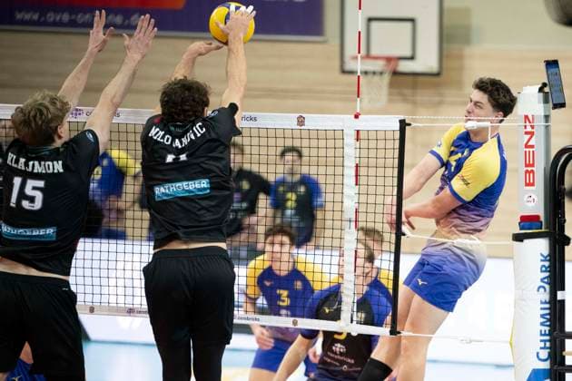 1.Volleyball Bundesliga -Saison 2025 2026 Cerebricks Volley Goats Mitteldeutschland vs.TSV Haching München Halle, Deutschland 19. November 2025: Im Bild:v.li.Jakub Klajmon (Haching), Marko Milovanovic (Haching) und Clay Wieter (Bitterfeld) Halle Saale SWH Arena Sachsen-Anhalt Deutschland