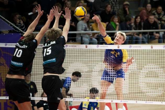 1.Volleyball Bundesliga -Saison 2025 2026 Cerebricks Volley Goats Mitteldeutschland vs.TSV Haching München Halle, Deutschland 19. November 2025: Im Bild:v.li.Patrick Rupprecht (Haching), Jakub Klajmon (Haching), Samuel Schellenberg (Bitterfeld) Halle Saale SWH Arena Sachsen-Anhalt Deutschland