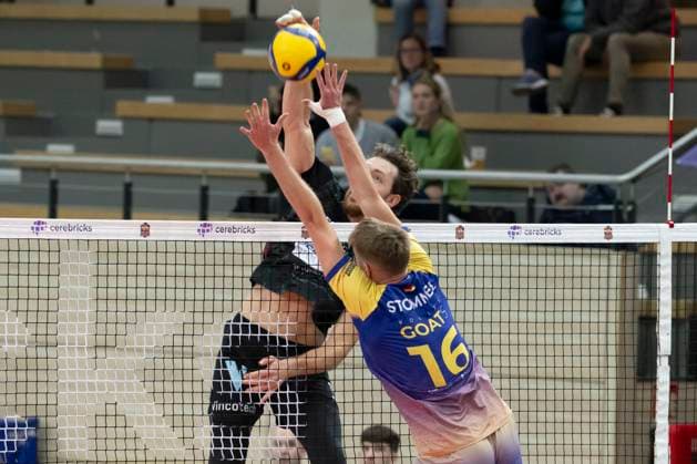 1.Volleyball Bundesliga -Saison 2025 2026 Cerebricks Volley Goats Mitteldeutschland vs.TSV Haching München Halle, Deutschland 19. November 2025: Im Bild:v.li.Marko Milovanovic (Haching) und Paul Stommel (Bitterfeld) Halle Saale SWH Arena Sachsen-Anhalt Deutschland