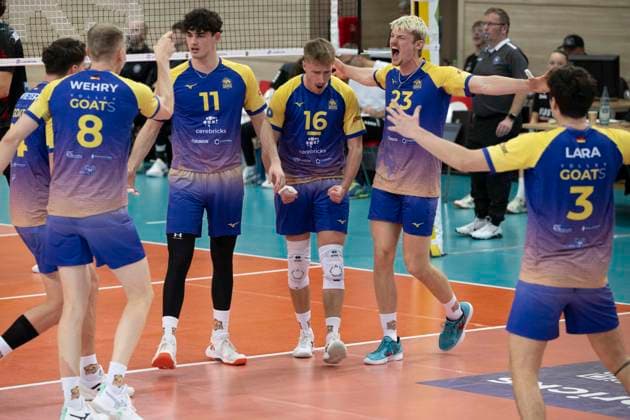 1.Volleyball Bundesliga -Saison 2025 2026 Cerebricks Volley Goats Mitteldeutschland vs.TSV Haching München Halle, Deutschland 19. November 2025: Im Bild:Die Mannschaft der Volleygoats jubelt nach einem Punktgewinn Halle Saale SWH Arena Sachsen-Anhalt Deutschland