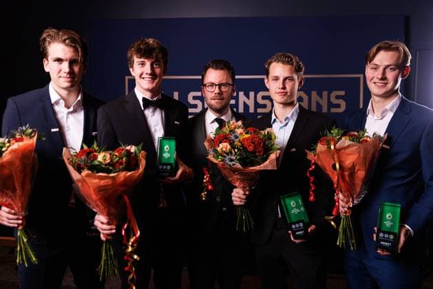 251119 GIF Sundsvalls malvakt Jakob Jäger Röding, Sirius Finlay Neat, Brommapojkarnas Oskar Jarde och Halmstads Hjalmar Aberg poserar för ett porträtt med priset för Arets malvakt, forward, mittfältare och back under Allsvenskans Stora Pris den 19 november 2025 i Stockholm. Copyright: CAISAxRASMUSSEN BB251119BB494