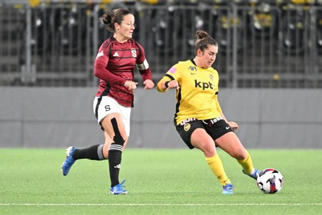 BERN, SWITZERLAND - NOVEMBER 19: Eva Bartonova of Sparta Praha l) against Jana Maria Kohler of Young Boys r) during the UEFA Women s Europa Cup 2025 26 Round of 16 Second Leg match between BSC Young Boys and AC Sparta Praha at Stadion Wankdorf on November 19, 2025 in Bern, Switzerland. Bern Stadion Wankdorf Bern Switzerland Copyright: xJustPictures.ch ManuelxWinterbergerx jp-en-EuSpIm-MWI_5405