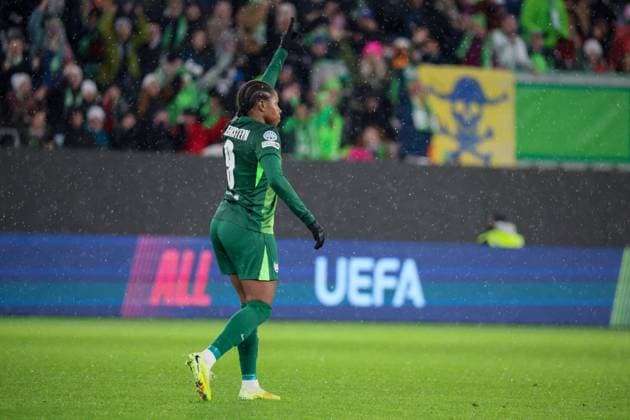 Wolfsburg, Deutschland 19. November 2025: Champions League - Frauen - 2025 2026 - VfL Wolfsburg vs. Manchester United, ManU Im Bild: Torschützin Lineth Beerensteyn (VfL) macht das Tor zum 3:1 für Wolfsburg und jubelt AOK Stadion Niedersachsen Copyright: xFotostandx xFantinix