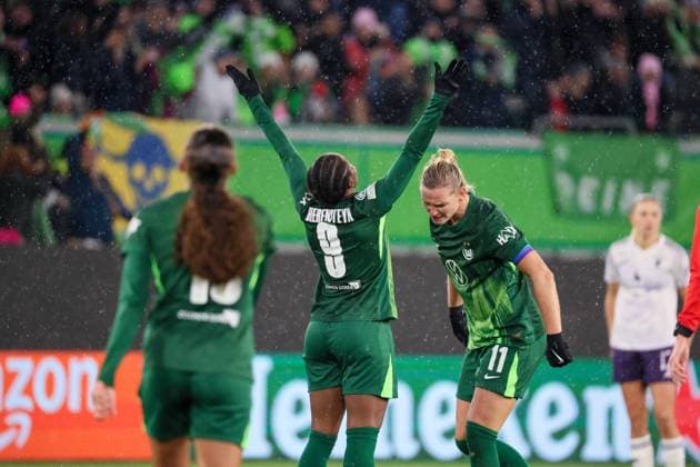 Wolfsburg, Deutschland 19. November 2025: Champions League - Frauen - 2025 2026 - VfL Wolfsburg vs. Manchester United, ManU Im Bild: v.li. Torschützin Lineth Beerensteyn (VfL) macht das Tor zum 3:1 für Wolfsburg und jubelt mit Alexandra Popp (VfL) AOK Stadion Niedersachsen Copyright: xFotostandx xFantinix