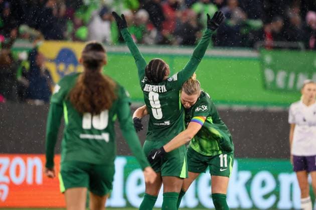 Wolfsburg, Deutschland 19. November 2025: Champions League - Frauen - 2025 2026 - VfL Wolfsburg vs. Manchester United, ManU Im Bild: v.li. Torschützin Lineth Beerensteyn (VfL) macht das Tor zum 3:1 für Wolfsburg und jubelt mit Alexandra Popp (VfL) AOK Stadion Niedersachsen Copyright: xFotostandx xFantinix
