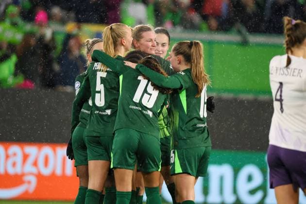 Wolfsburg, Deutschland 19. November 2025: Champions League - Frauen - 2025 2026 - VfL Wolfsburg vs. Manchester United, ManU Im Bild: Torschützin Lineth Beerensteyn (VfL), verdeckt im Bild, macht das Tor zum 3:1 für Wolfsburg und jubelt mit ihren Mannschaftskolleginnen AOK Stadion Niedersachsen Copyright: xFotostandx xFantinix