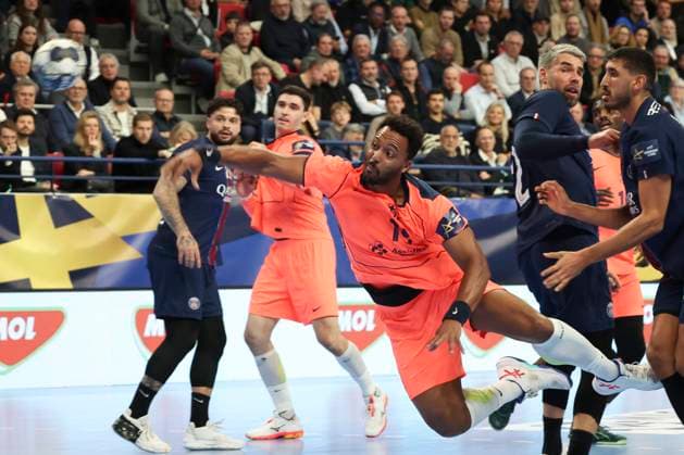 HANDBALL : Paris Saint Germain Vs FC Barcelone - Ligue des Champions - 19 11 2025 Timothey NGuessan (FC Barcelone) Vs Luka Karabatic (Paris Saint Germain) - Yahia Omar (Paris Saint Germain) ParisFrance  Copyright: xMichaelxBaucherx