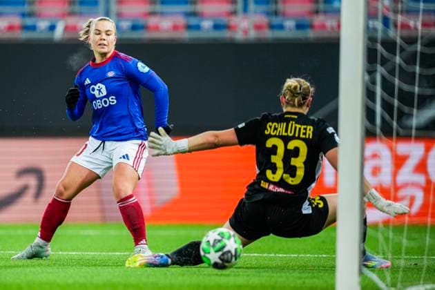 Football, Women s Champions League 2025 2026 Valerenga St Pölten Oslo 20251119 Valerenga s Olaug Tvedten scores the 3 0 goal during the Women s Champions League football match between Valerenga and St Pölten at Intility Arena Photo Fredrik Varfjell NTB Oslo Norway EDITORIAL USE ONLY RESTRICTED USE FOR BETTING COMPANIES  Copyright: xFredrikxVarfjellx xNTBx