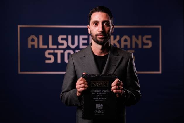251119 Hammarbys Nabil Besara poserar för ett porträtt med priset för Arets spelare i Allsvenskan under Allsvenskans Stora Pris den 19 november 2025 i Stockholm. Copyright: CAISAxRASMUSSEN BB251119BB510